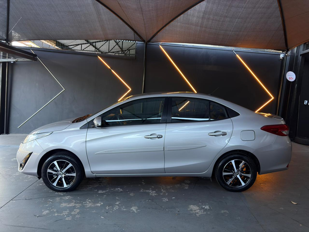 Toyota Yaris Sedan Prata