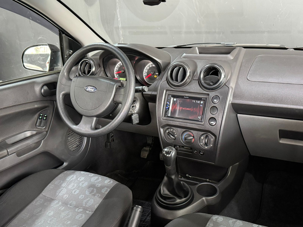 Ford Fiesta Hatch Vermelho