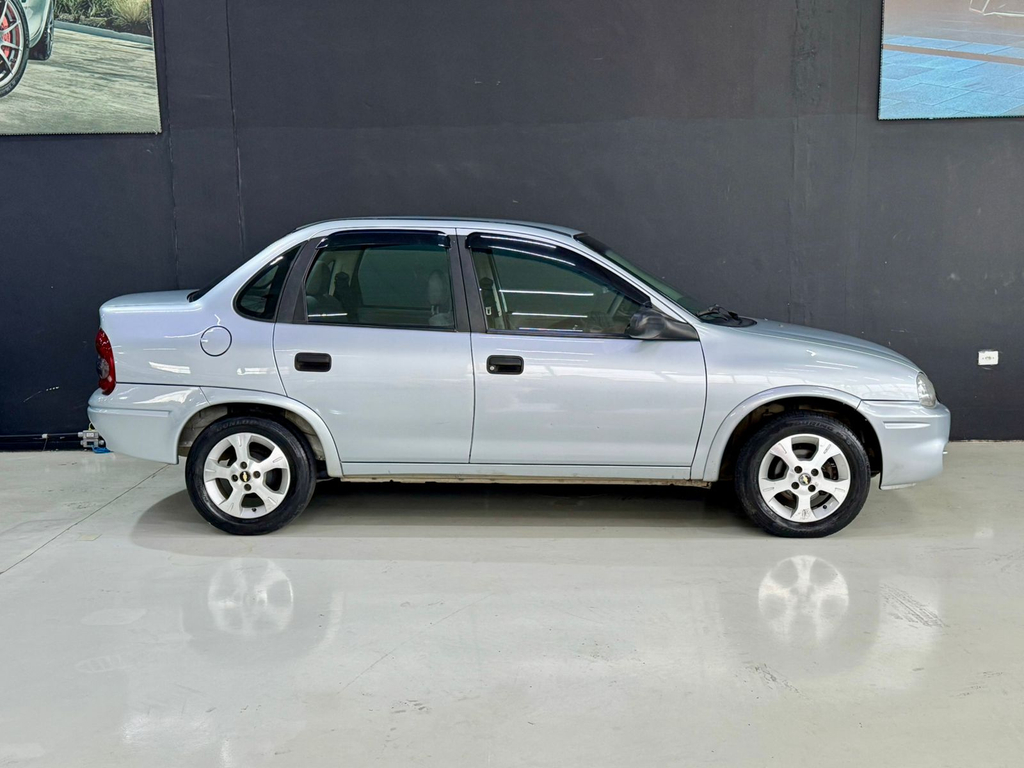 Chevrolet Classic Prata