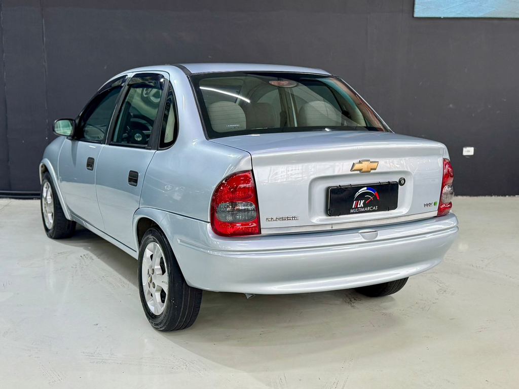 Chevrolet Classic Prata