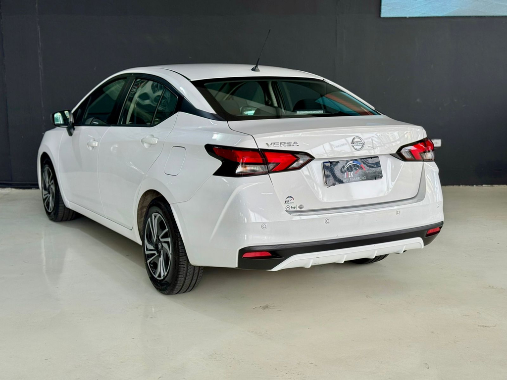 Nissan Versa Branco