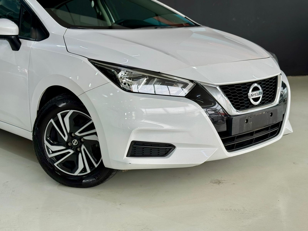 Nissan Versa Branco