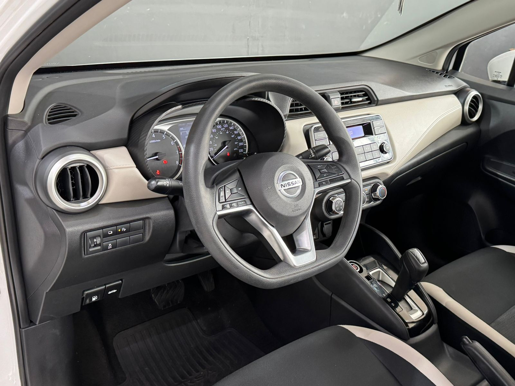 Nissan Versa Branco