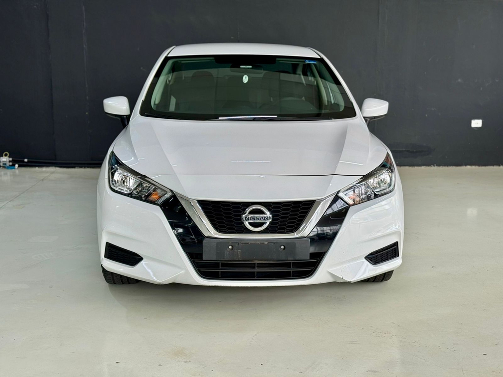 Nissan Versa Branco