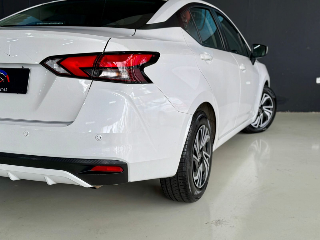 Nissan Versa Branco