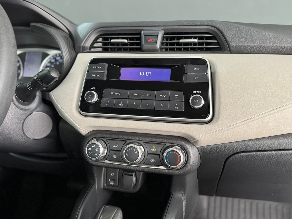 Nissan Versa Branco