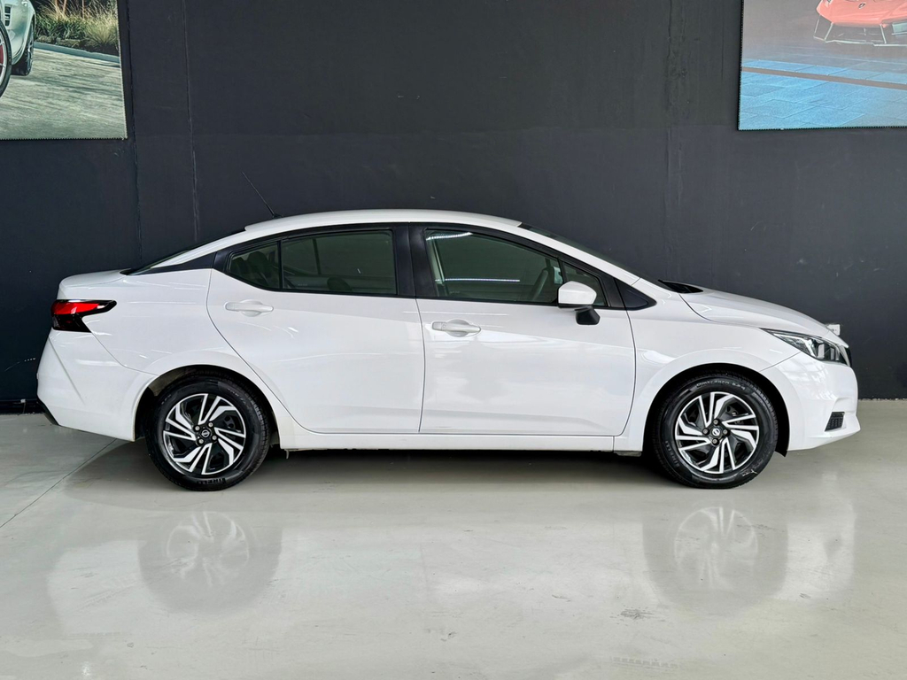 Nissan Versa Branco