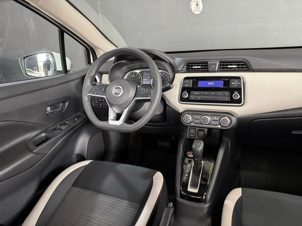 Nissan Versa Branco