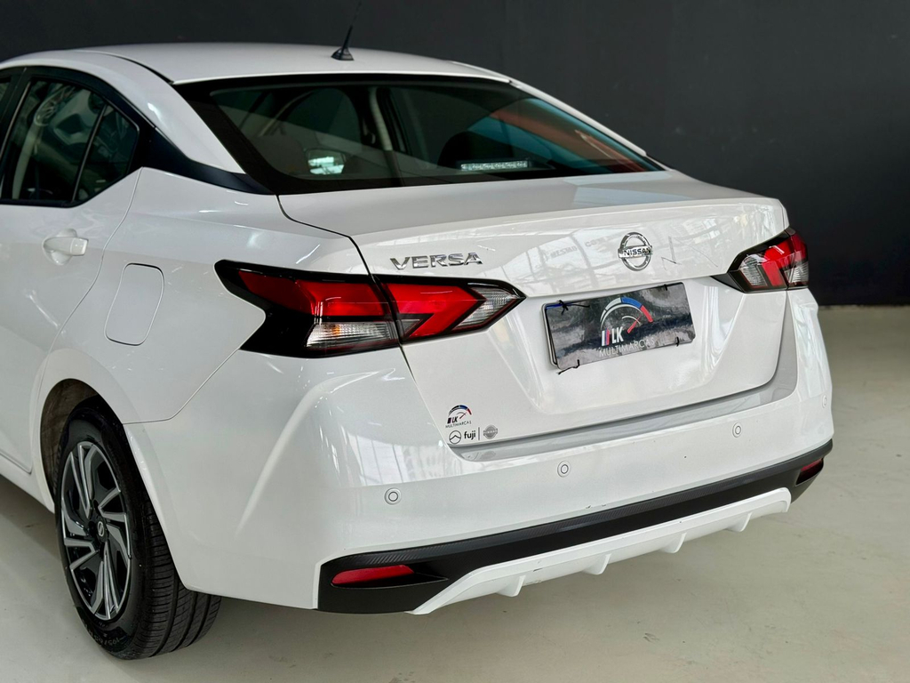 Nissan Versa Branco