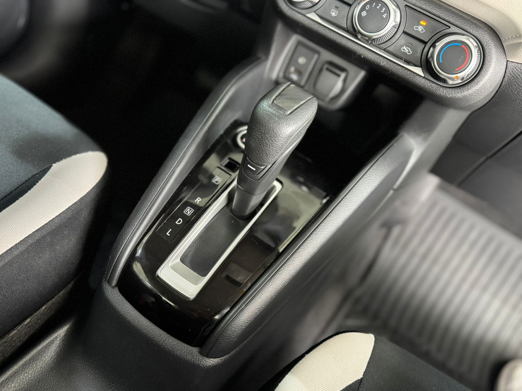 Nissan Versa Branco