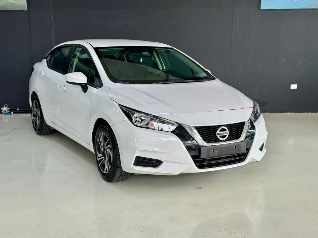 Nissan Versa Branco