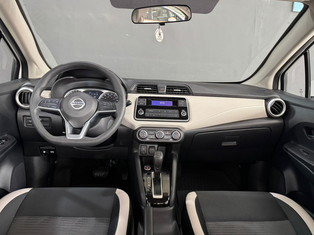 Nissan Versa Branco