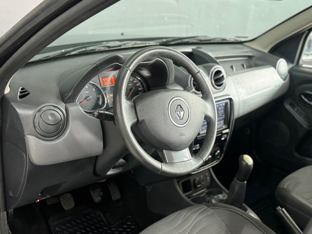 Renault Duster Preto