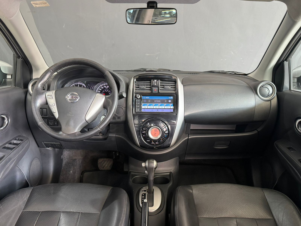 Nissan Versa Prata