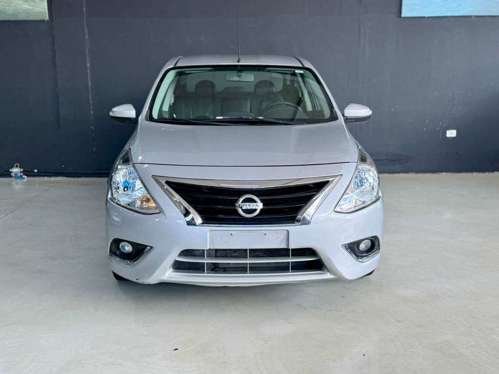 Nissan Versa Prata