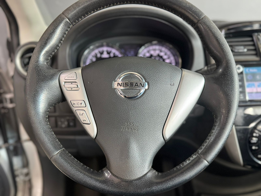 Nissan Versa Prata
