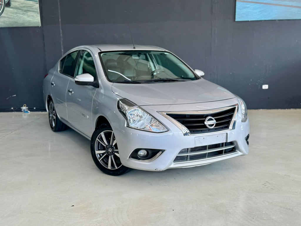 Nissan Versa Prata