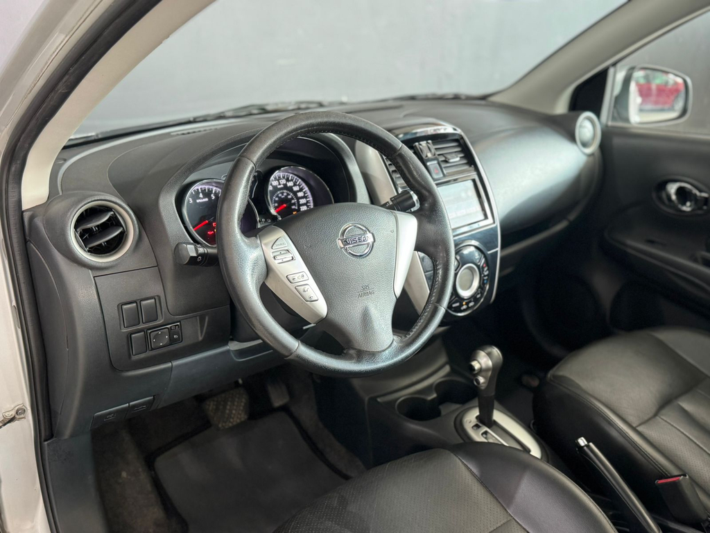 Nissan Versa Prata