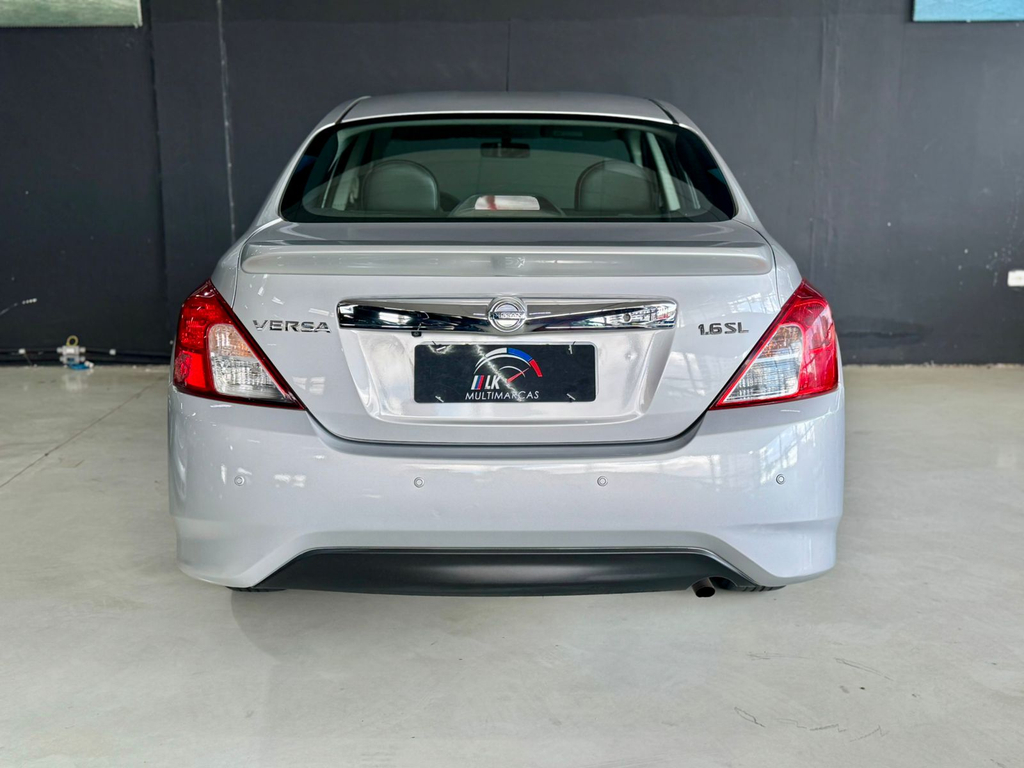 Nissan Versa Prata