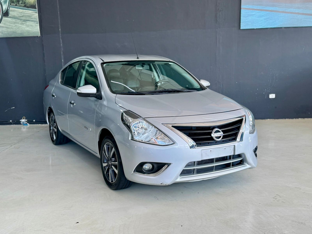 Nissan Versa Prata