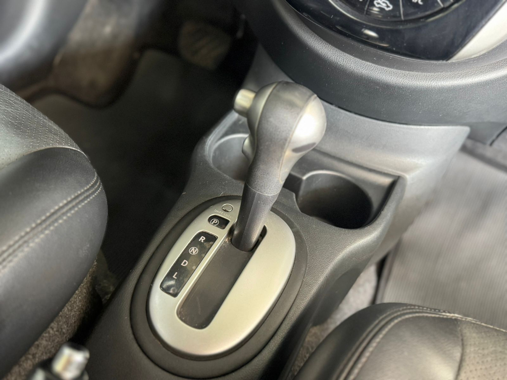 Nissan Versa Prata