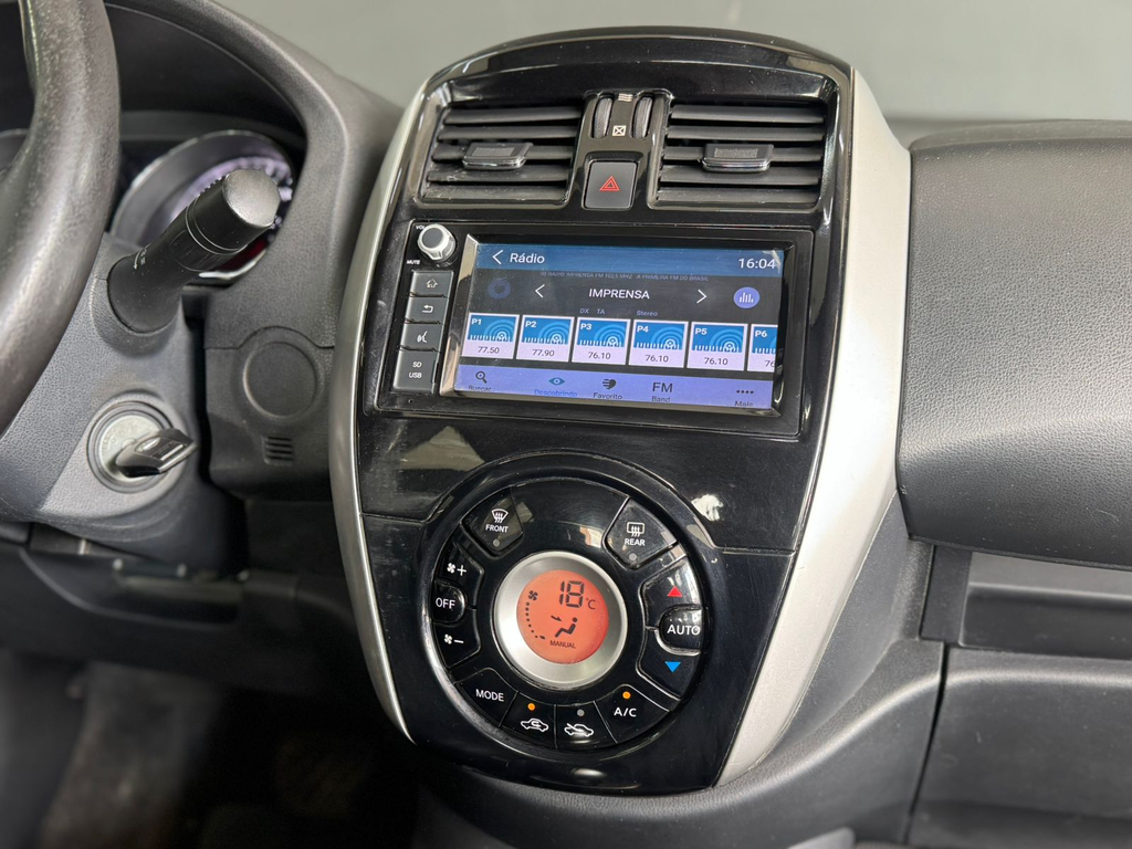 Nissan Versa Prata