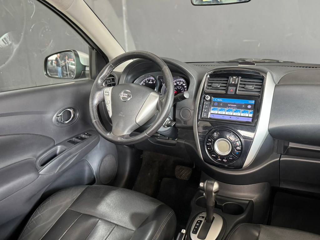 Nissan Versa Prata