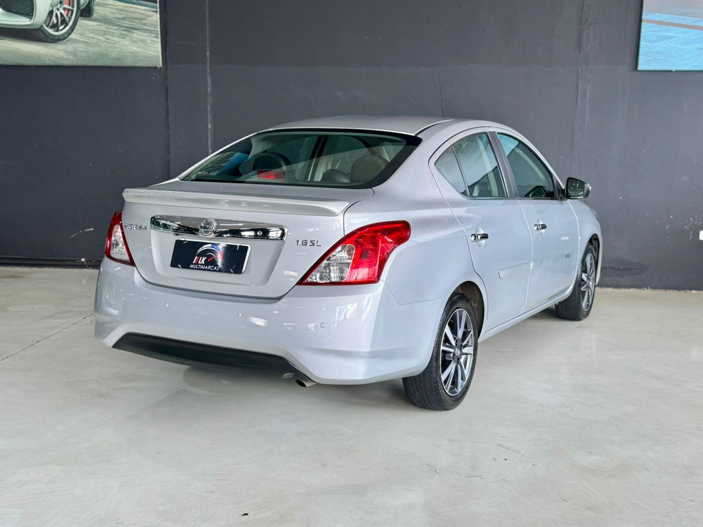 Nissan Versa Prata