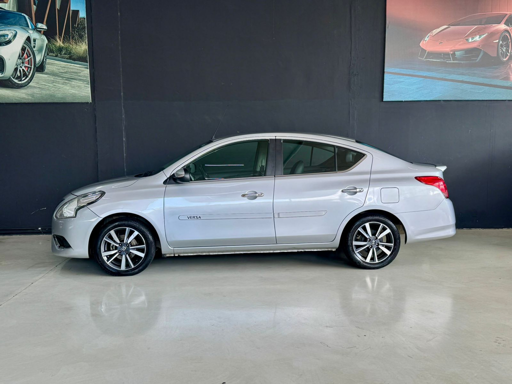 Nissan Versa Prata