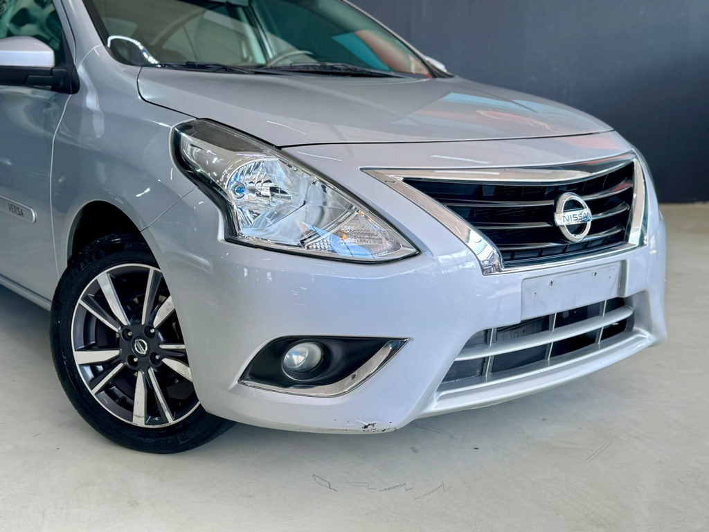 Nissan Versa Prata