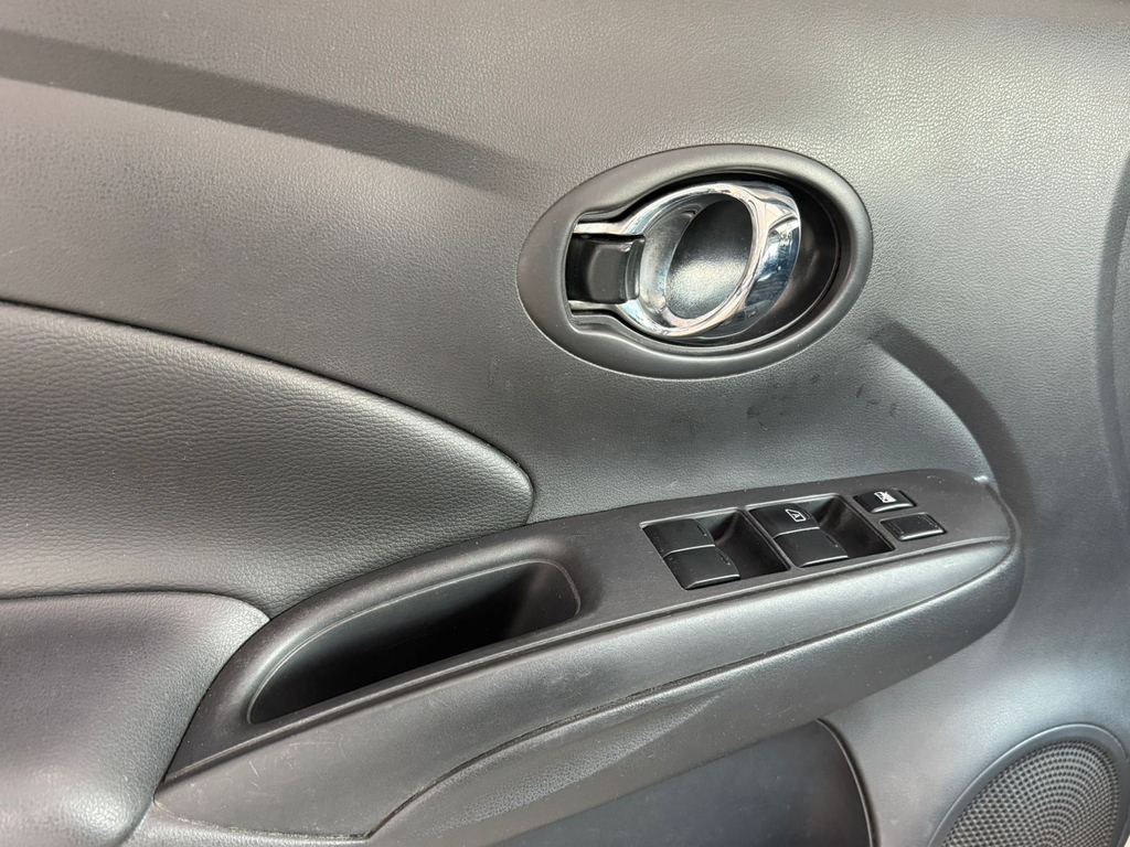 Nissan Versa Prata