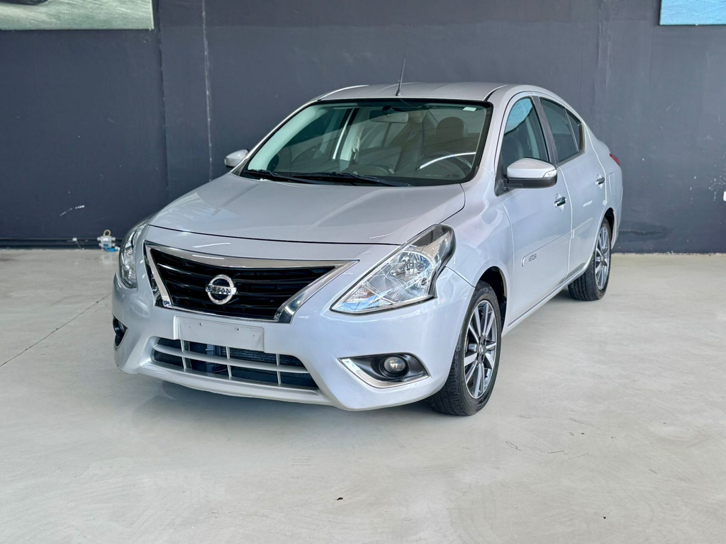 Nissan Versa Prata