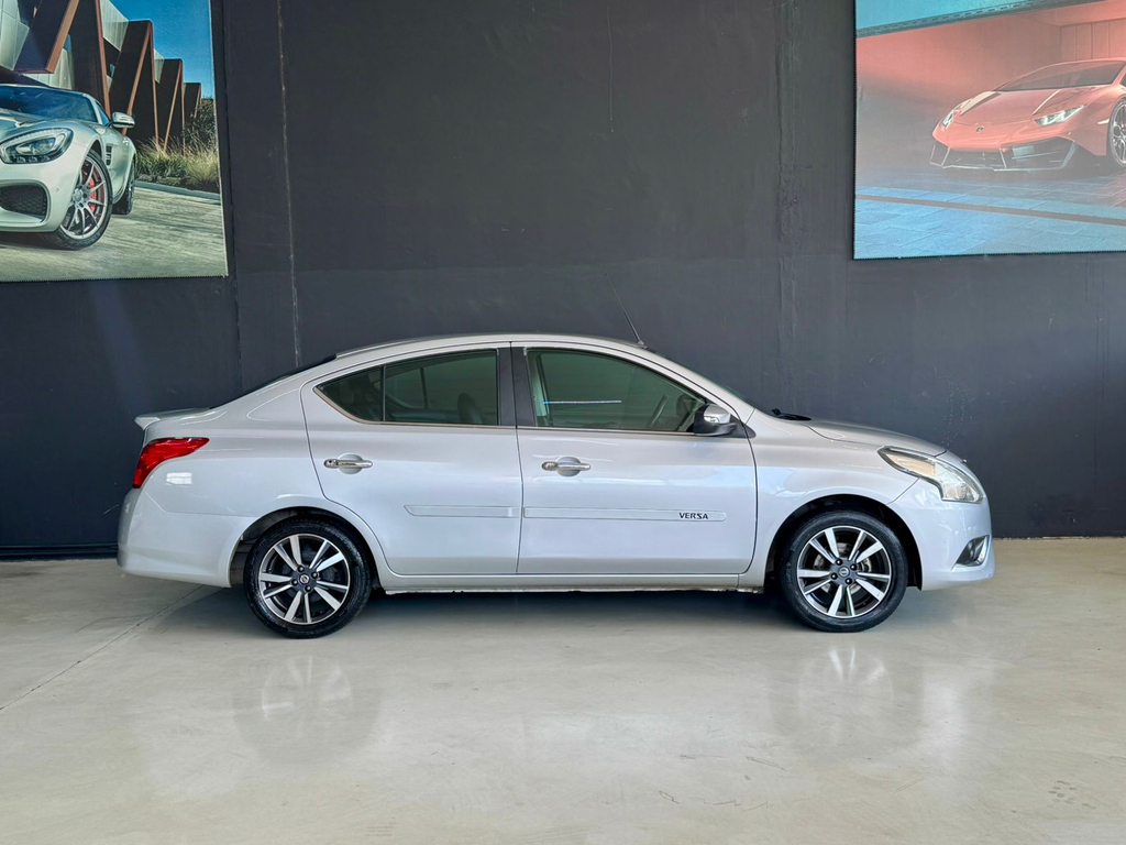 Nissan Versa Prata