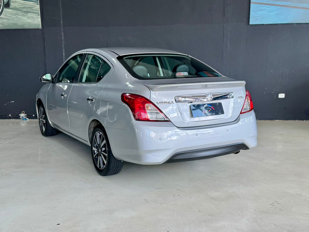 Nissan Versa Prata