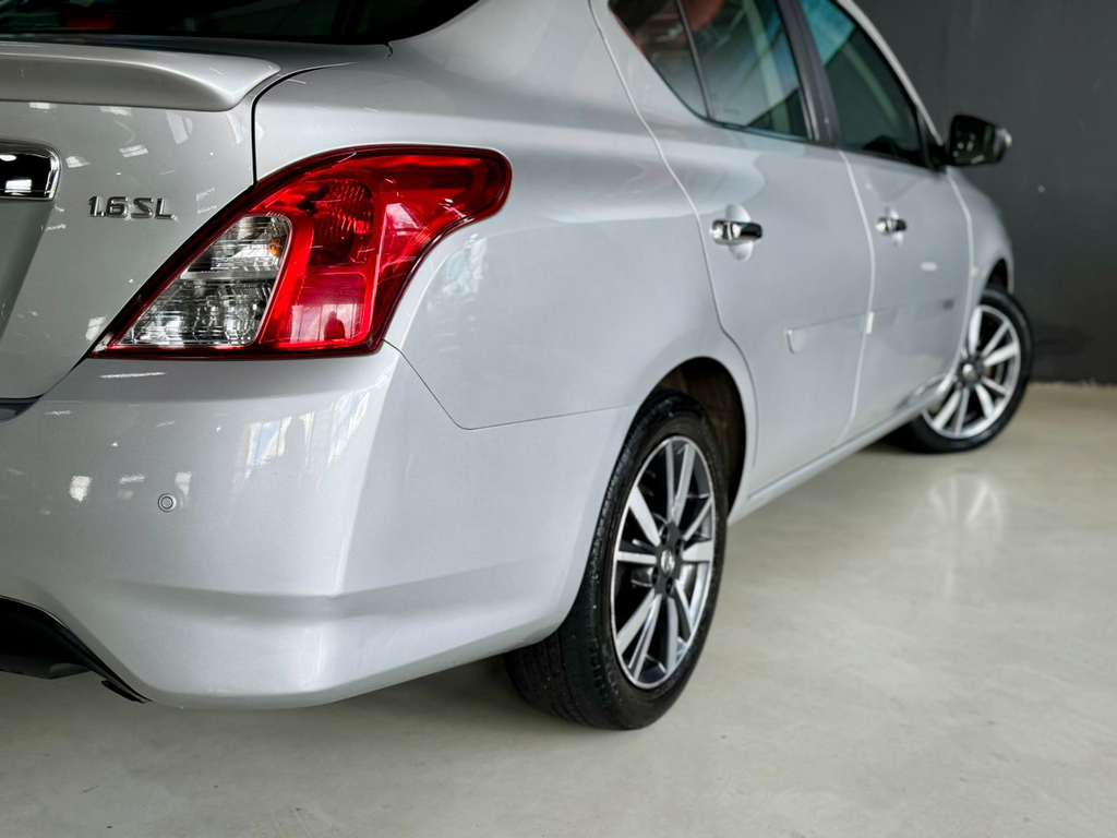 Nissan Versa Prata