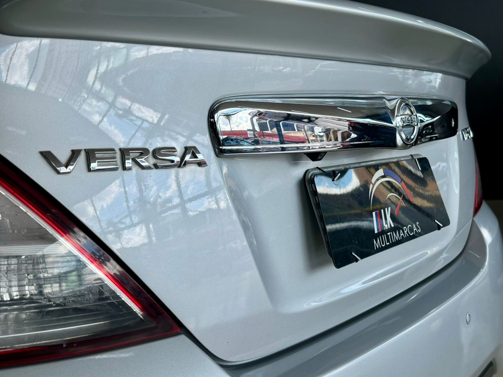 Nissan Versa Prata