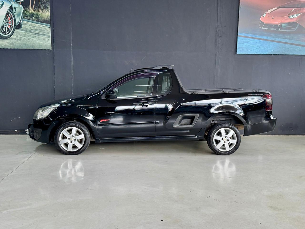 Chevrolet Montana Preto
