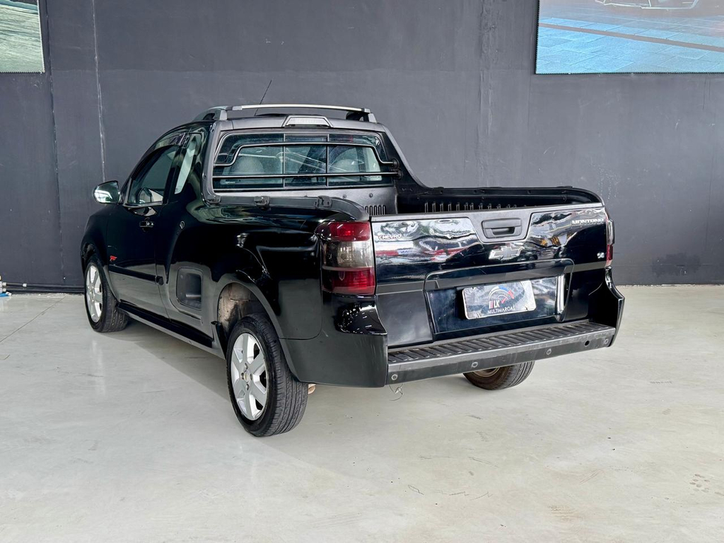 Chevrolet Montana Preto