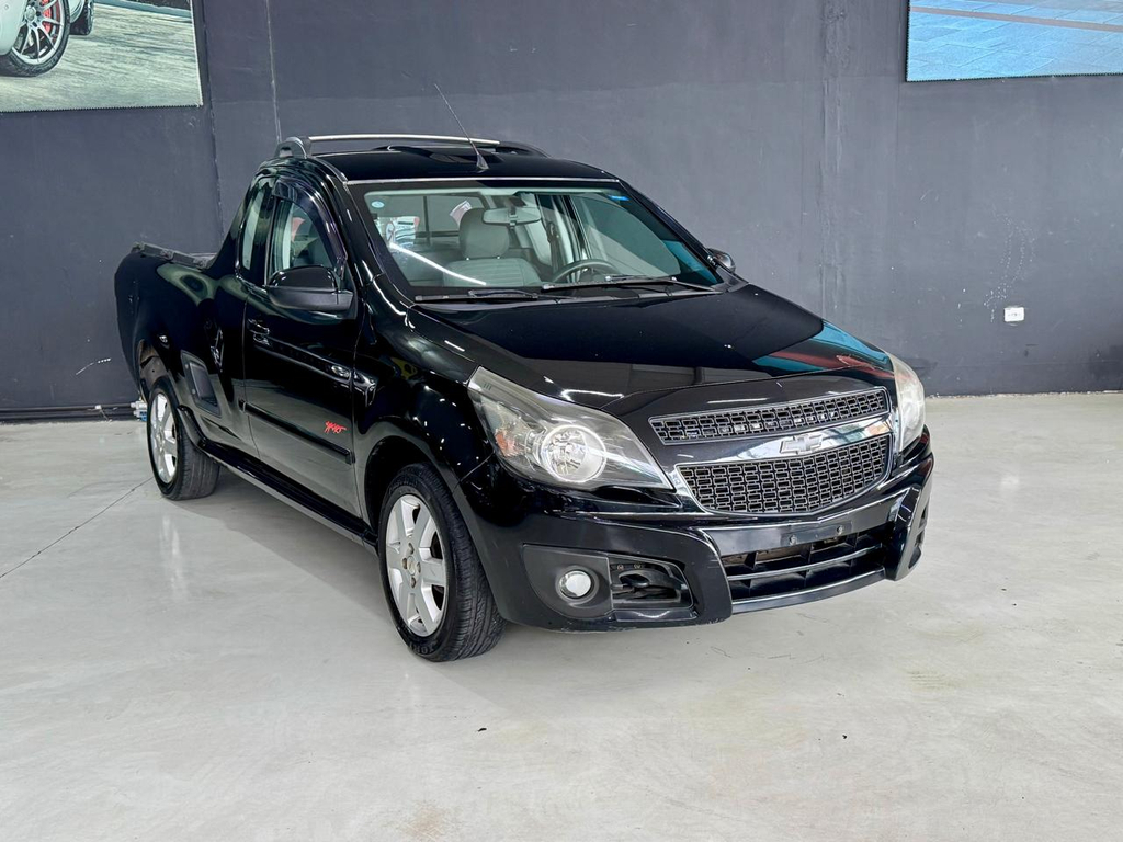 Chevrolet Montana Preto