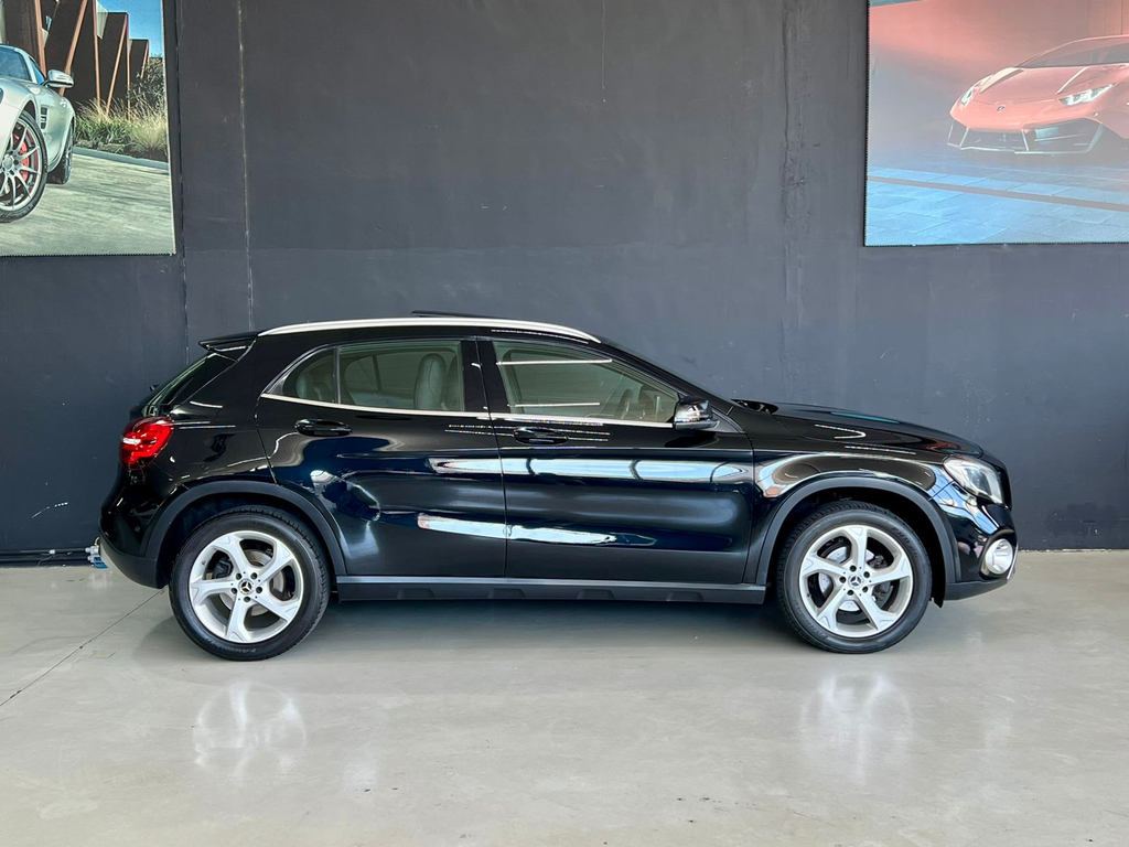Mercedes Benz GLA-200 Preto