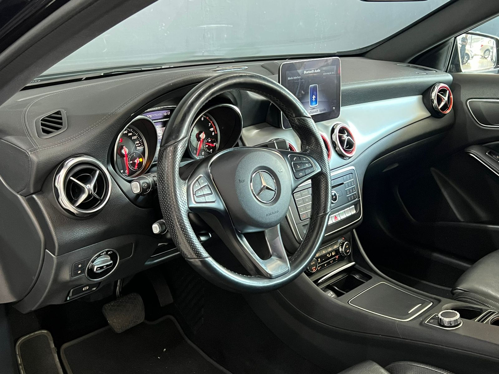 Mercedes Benz GLA-200 Preto