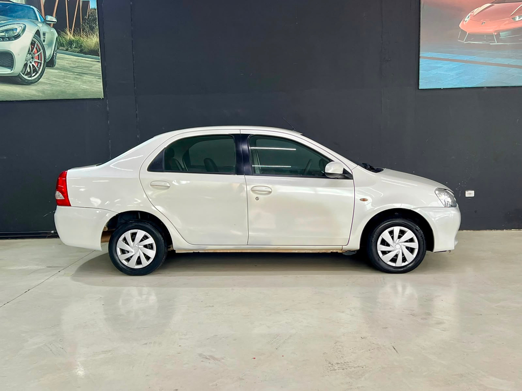Toyota ETIOS Branco