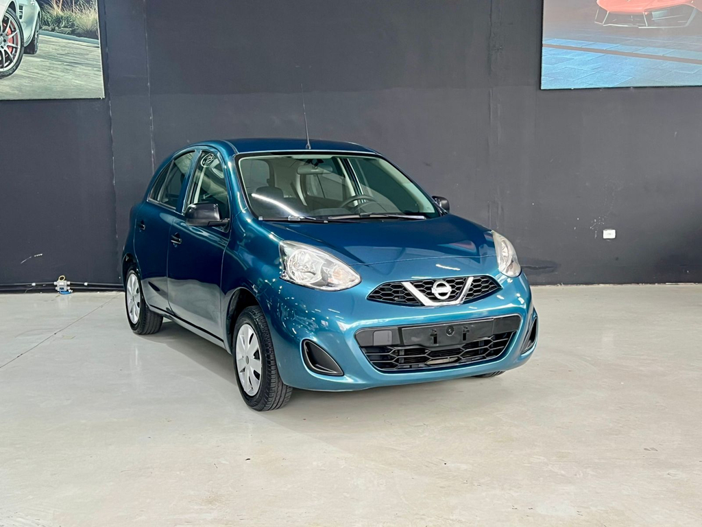 Nissan March Azul