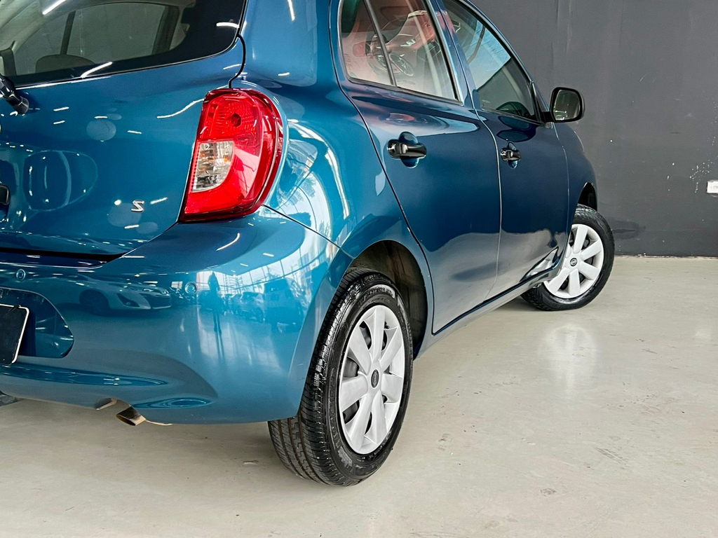 Nissan March Azul