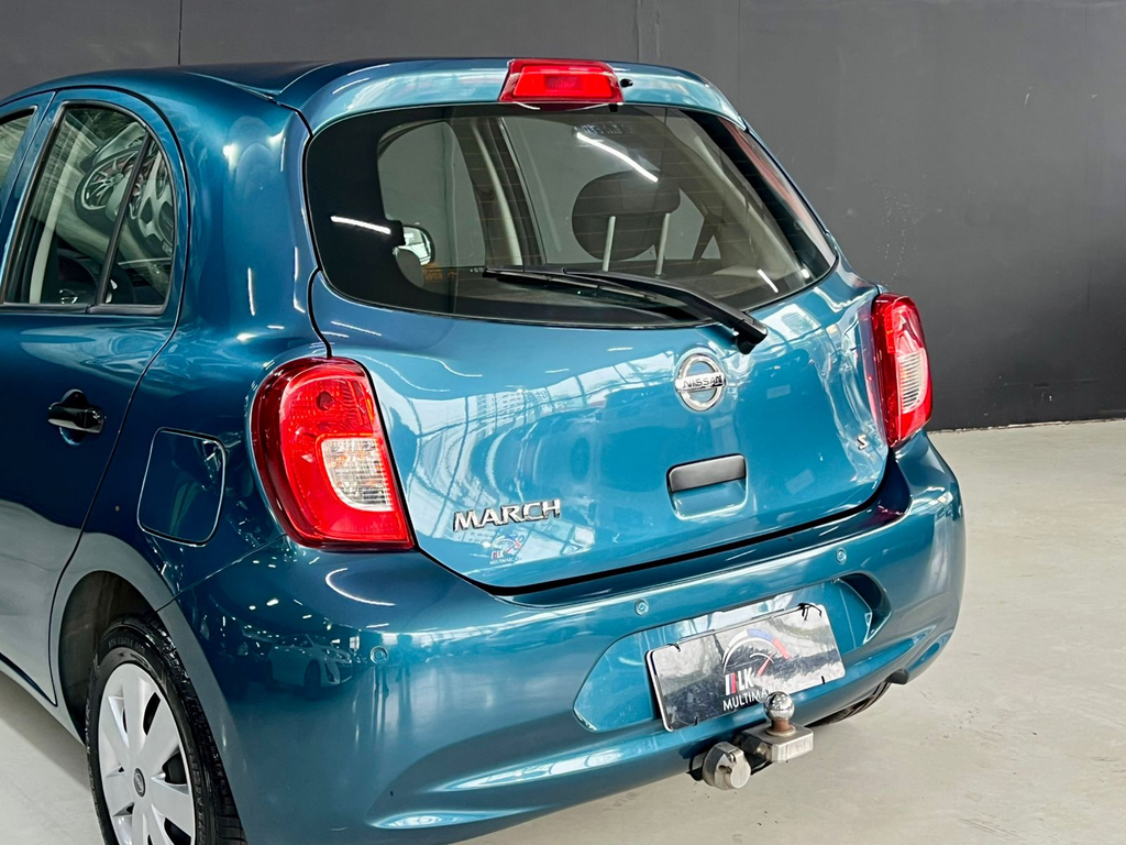 Nissan March Azul
