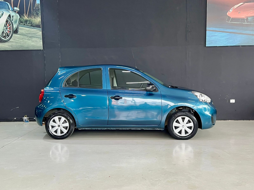 Nissan March Azul