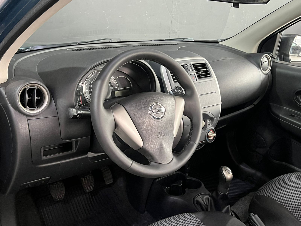 Nissan March Azul