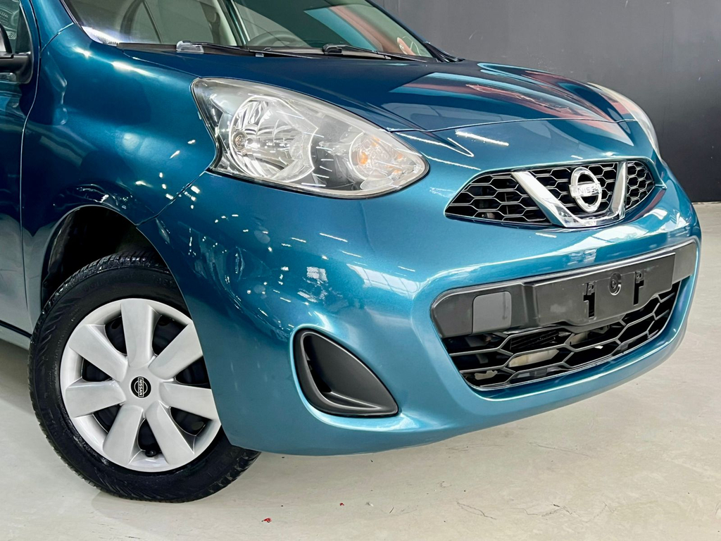 Nissan March Azul