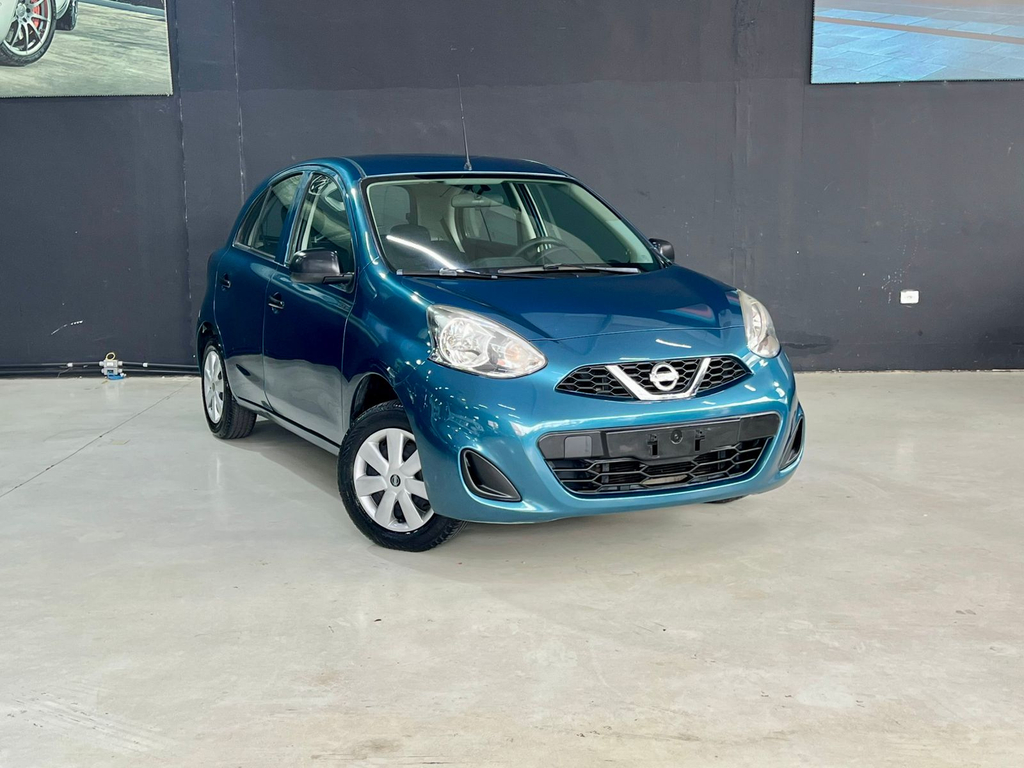 Nissan March Azul