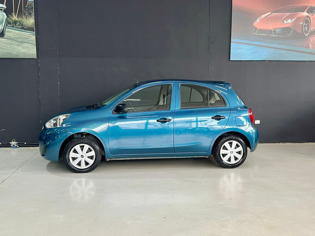 Nissan March Azul